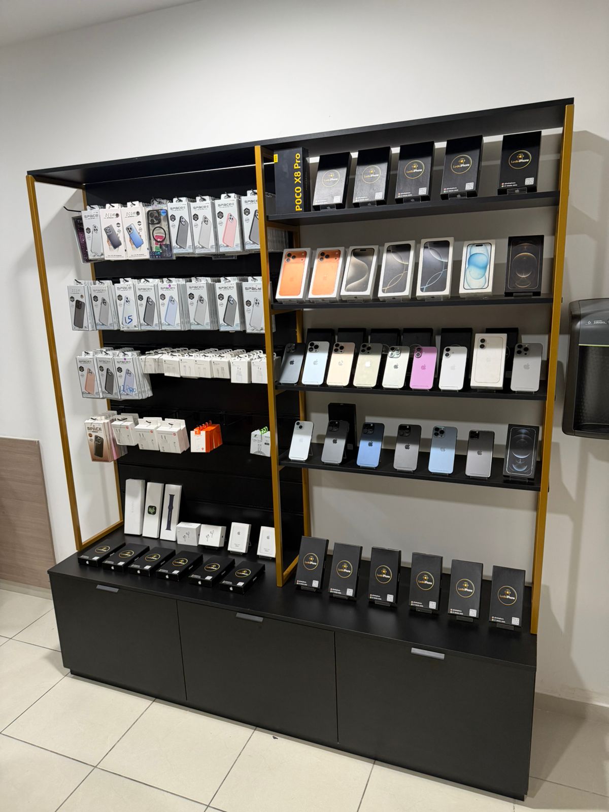 Vitrine da Lu do iPhone com iPhones, Xiaomi e acessórios em exposição